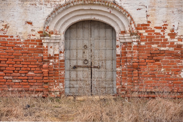 Porta di metallo nel muro della fortezza