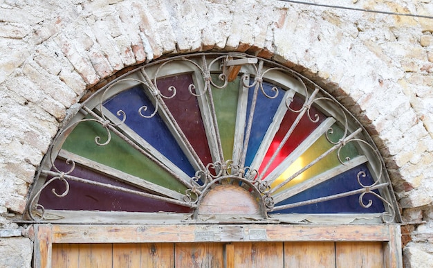 Porta di una vecchia casa nel distretto di Trilye Bursa in Turchia