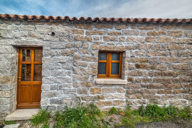 Porta e finestra in una parete rustica in Sardegna Italia