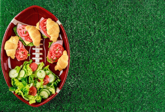 Porta fuori o ordina un pasto fresco per i fan del gioco del calcio. Concetto di gioco di football americano.