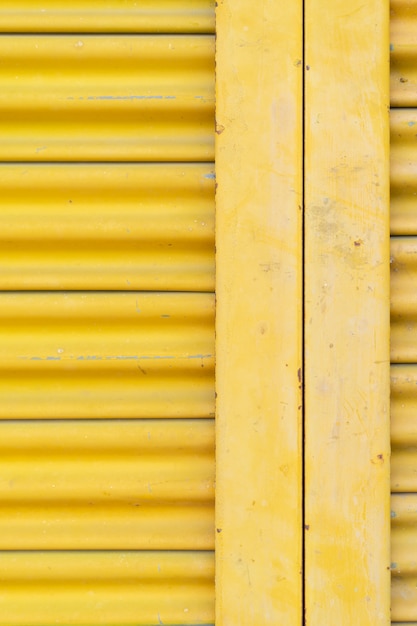 Porta in acciaio giallo, belle proporzioni.