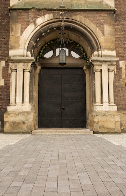 Porta in ferro battuto con colonne all'ingresso della cattedrale