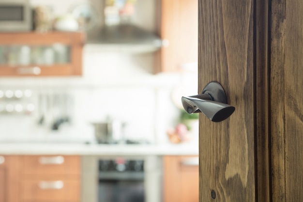 Porta in legno aperto alla cucina moderna.