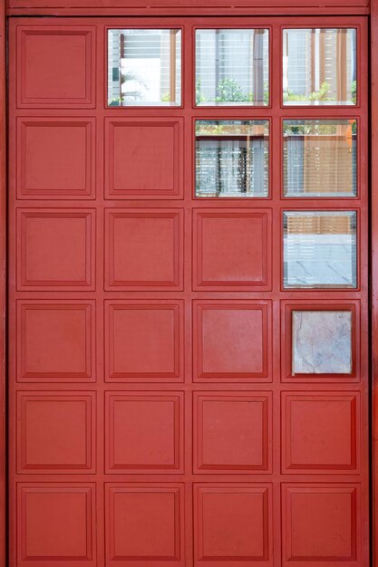 Porta in legno chiusa rossa con finestra in vetro