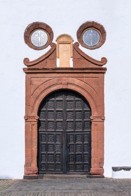 Porta in legno con struttura in pietra agrituristica