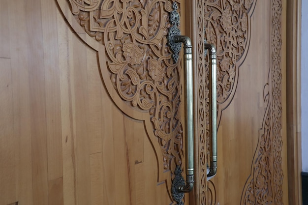 Porta in legno e maniglia in metallo in stile orientale con un bellissimo motivo