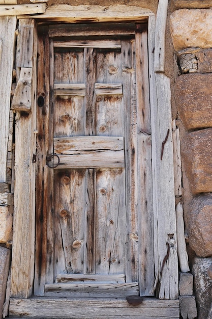 Porta in legno molto antica in campagna