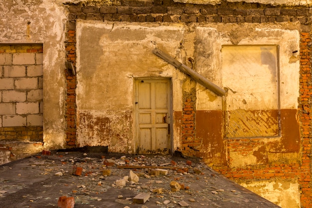 Porta in una casa in rovina vista interna Totale abbandonata