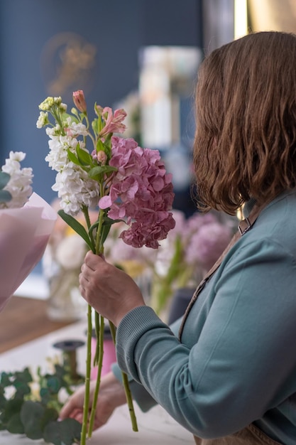 Porta la bellezza della primavera in casa con uno splendido bouquet di fiori appena tagliati dal fiorista