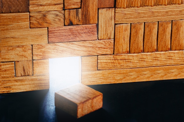 Porta luminosa nella costruzione di diversi blocchi di legno.