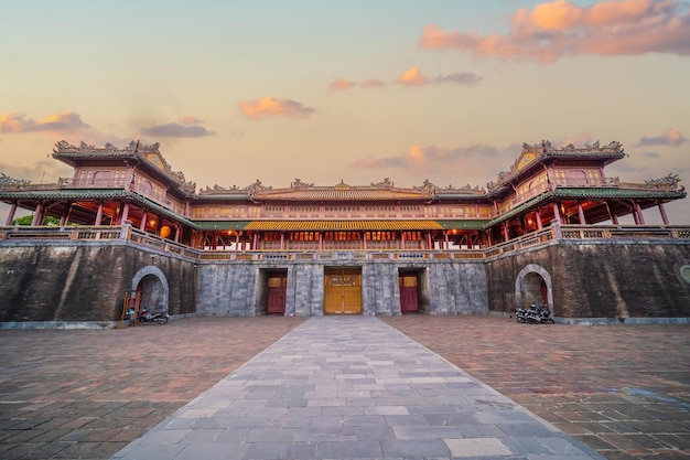 Porta Meridiana del Palazzo Reale Imperiale della dinastia Nguyen a Hue Vietnam al tramonto