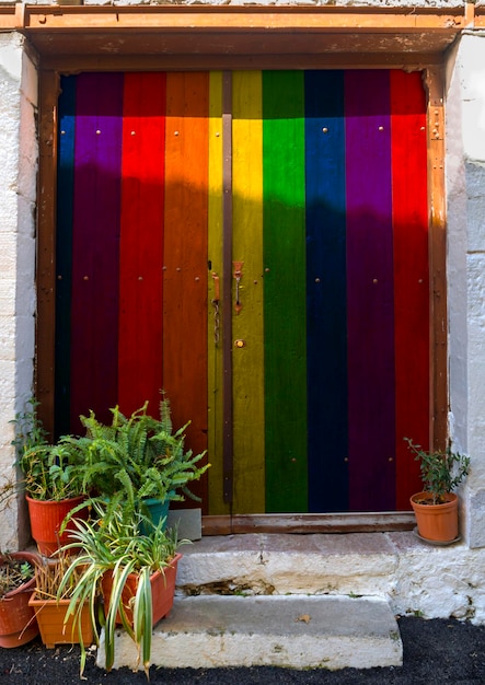 Porta o cancello in legno dipinto con i colori della bandiera LGBT in Grecia