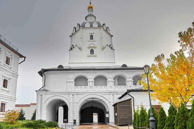 Porta per l'ingresso al monastero nella torre bianca con campanile. Kazan