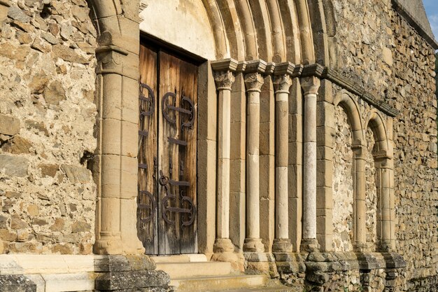 Porta principale della chiesa fortificata Cisnadioara, fortezza medievale vicino a Sibiu, in Transilvania