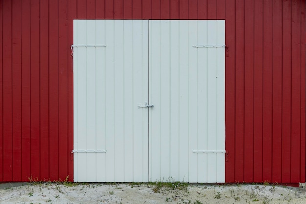 Porta rossa e parete esterna in assicella