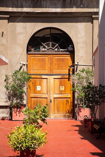 porta storica di un vecchio edificio monitorato da telecamere