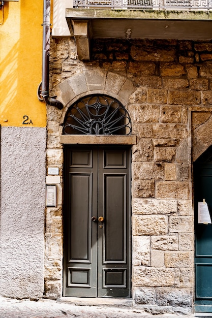 Porta stretta in un vecchio edificio in mattoni sotto il balcone bergamo italia