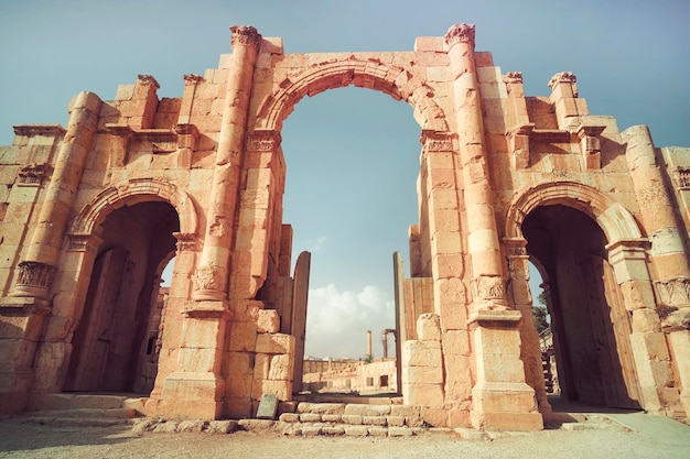 Porta sud dell'antica città romana di Gerasa moderna Jerash in Giordania Sito archeologico dell'antichità Alta bella porta di pietra sullo sfondo del cielo Architettura antica