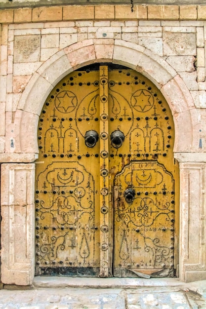 Porta tradizionale nelle strade della medina di Tunisi