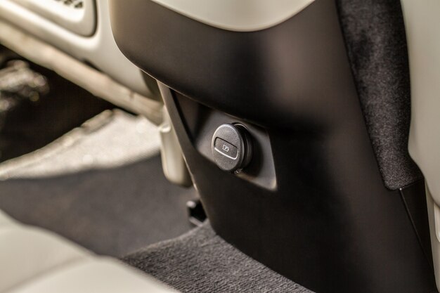 Porta USB chiusa per auto in auto per il collegamento del dispositivo. Potenza di uscita del caricatore USB vista ravvicinata. Interni auto.