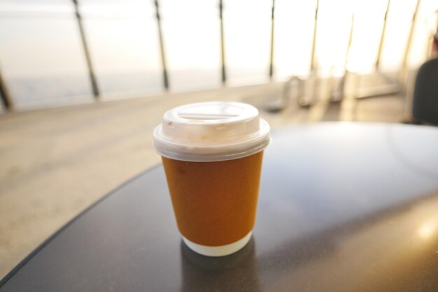 Porta via la tazza di caffè di carta o sul tavolo del bar