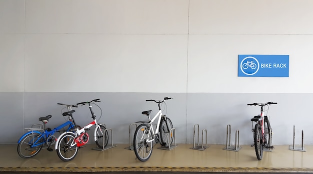 Portabiciclette in metallo e biciclette allestite davanti al negozio