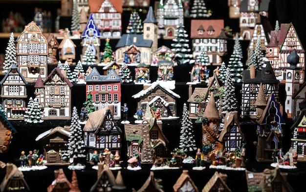 Portacandele a forma di casa nel mercatino di Natale Berlino Germania