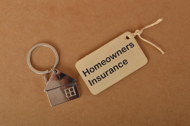 Portachiavi casa e tag etichetta scritta con HOMEOWNERS INSURANCE