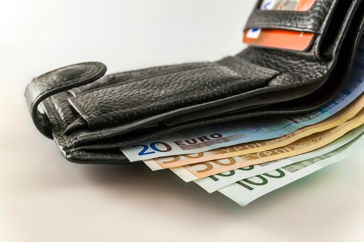 Foto portafoglio aperto da uomo in pelle con banconote in euro
