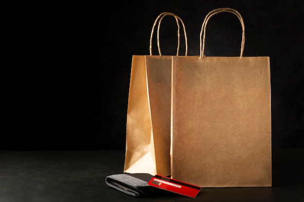 Portafoglio paper bag e carta di credito Black Friday