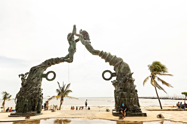 Portal Maya sulla spiaggia pubblica principale di Playa del Carmen, in Messico