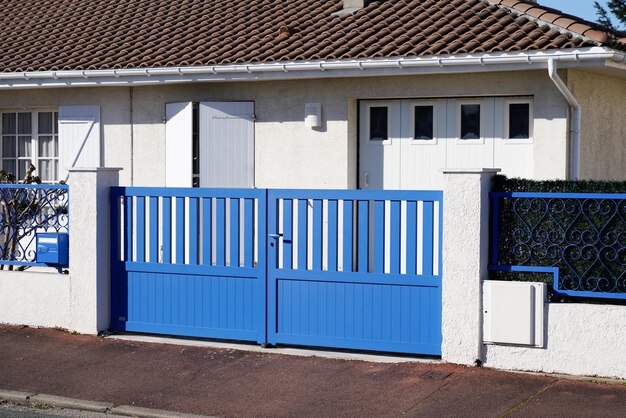 Portale casa cancello blu sobborgo porta d'ingresso in acciaio proprietà casa accesso auto