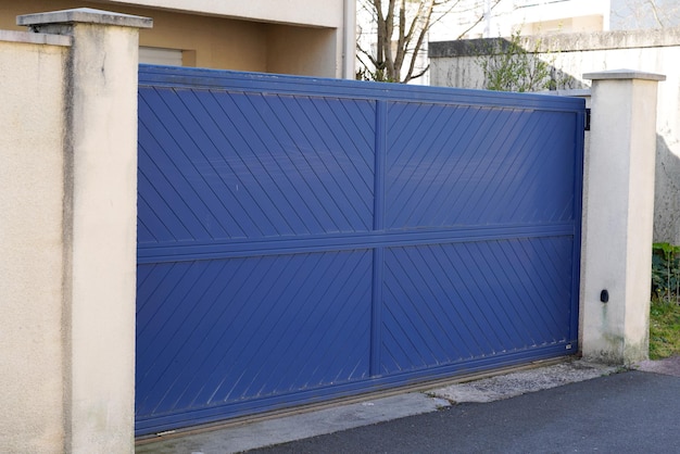 Portale del cancello blu della casa di stile moderno di alluminio della casa della porta del sobborgo