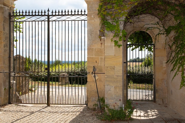 Portale della facciata classica della casa della porta d'ingresso