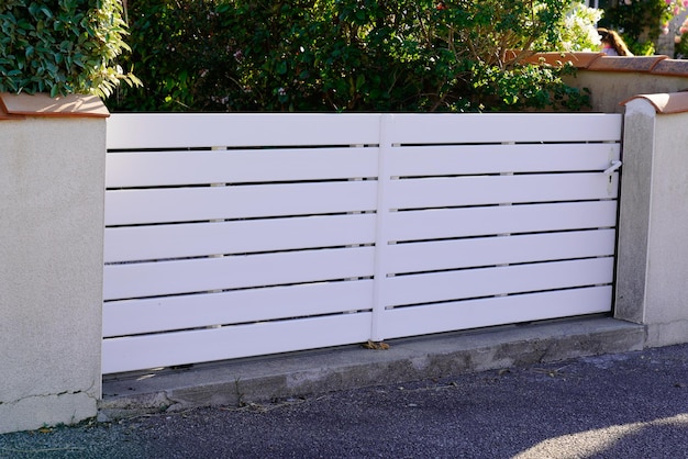 Portale di casa in plastica pvc bianco classico della porta della casa di periferia in città