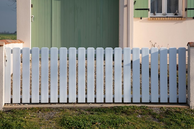 Portale moderno in plastica PVC cancello di nuova casa doghe bianche per porte di casa