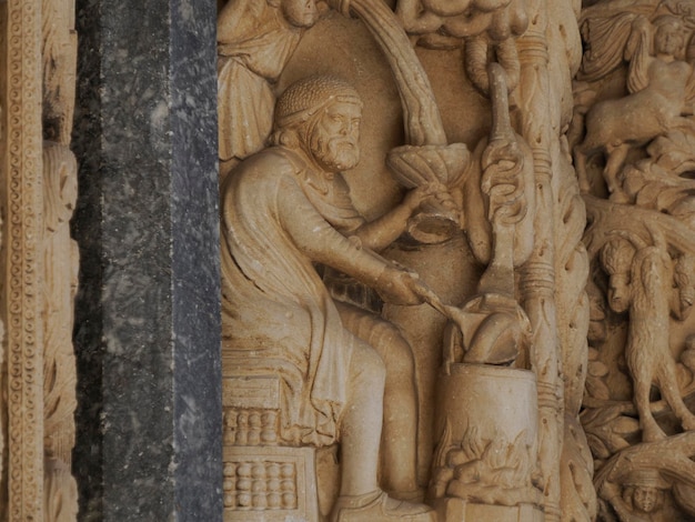 Portale Radovan della chiesa anno 1240 nella città medievale di Trogir in Dalmazia Croazia Sito Patrimonio dell'Umanità dell'UNESCO Città vecchia e dettagli dell'edificio