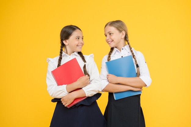 Portare i bambini a scuola qualche giorno prima, giocare al parco giochi e mettersi a proprio agio Ragazze allegre della scuola Sottolineare gli aspetti positivi iniziare la scuola creare un'attesa positiva lezione del primo giorno Ritorno a scuola