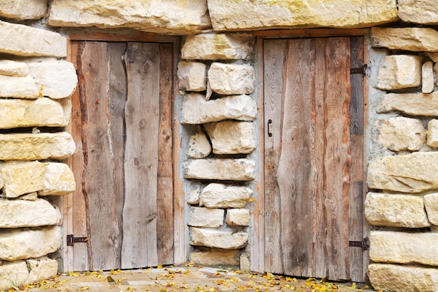 Porte antiche chiuse in muro di pietra grezza