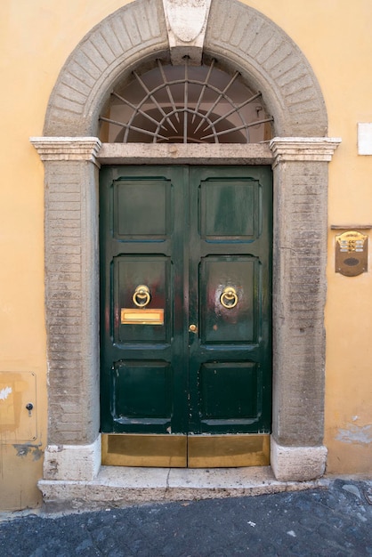 Porte con decorazioni classiche a Roma Italia