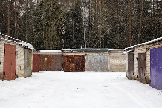 Porte da garage in fila sulla neve