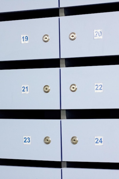 Porte della cassetta postale blu con sfondo del primo piano di numeri