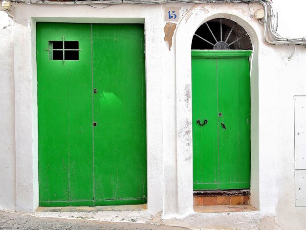 Porte di legno chiuse di una vecchia casa