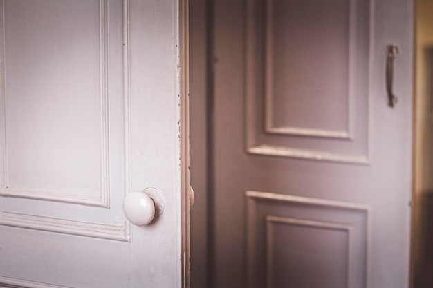 Porte in legno bianche in diverse fasi di apertura Luce d'ingresso Porta in legno in stile retrò grigio Possibilità di cambiare idea sullo sfondo del concetto