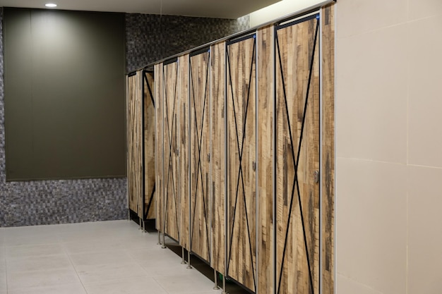 Porte in legno decorative per interni di servizi igienici pubblici