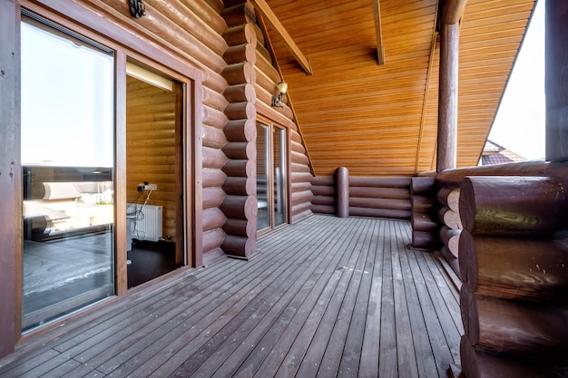 Porte in legno per una casa di tronchi di campagna