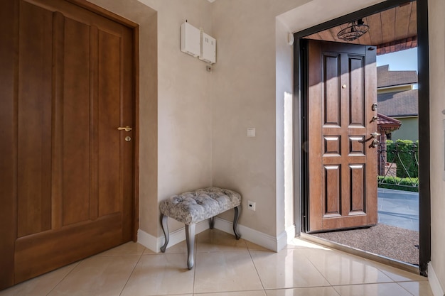 Porte in legno per una casa di tronchi di campagna