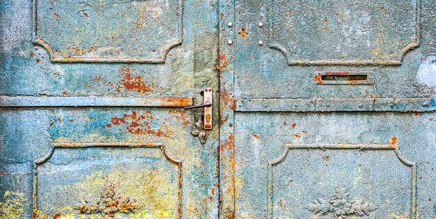 Porte in metallo blu. Vecchio stile vintage. Trama arrugginita.