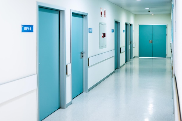 Porte nella sala d'ospedale vuota