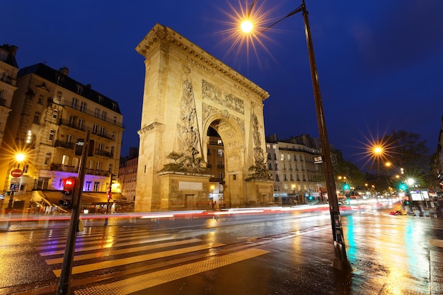 Porte SaintDenis di notte piovosa È un monumento parigino situato nel 10° arrondissement di Parigi Francia